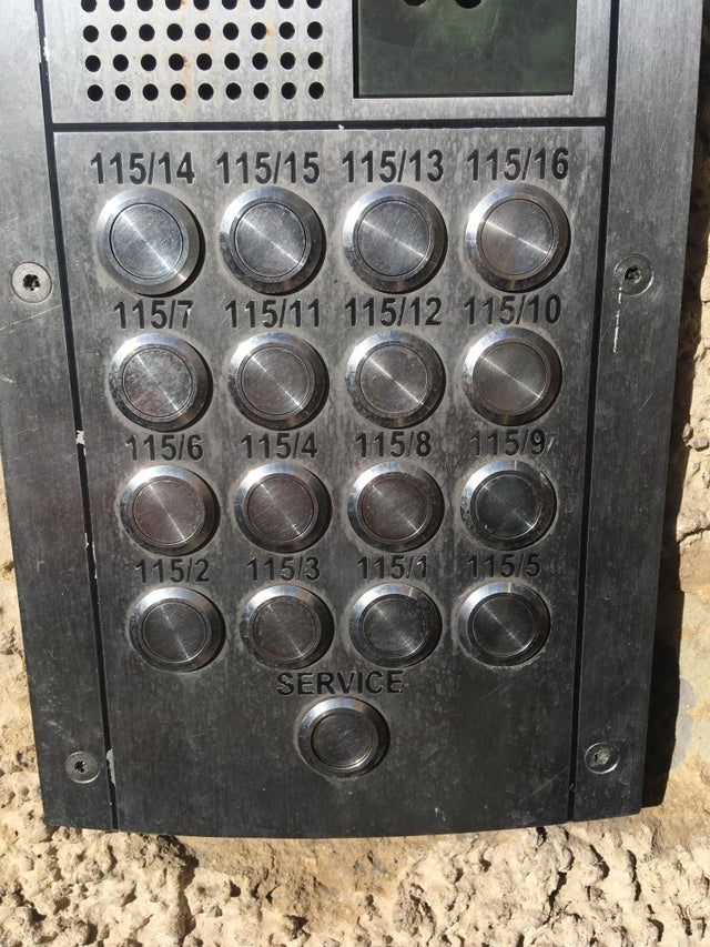 Daca toate interfoanele ar fi numerotate asa, ne-ar lua o vesnicie sa gasim un apartament
