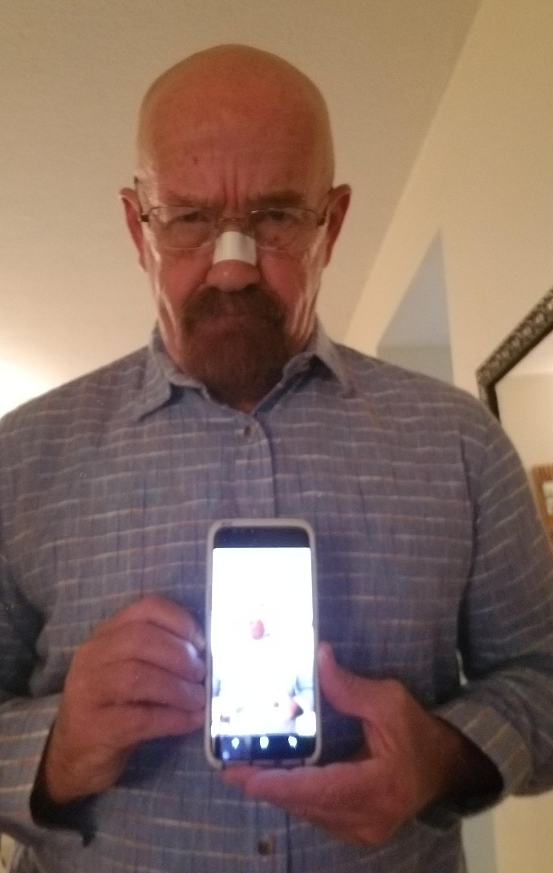 Un barbat care nu a avut nevoie de prea multa "recuzita" pentru a arata ca personajul Walter White interpretat de Bryan Cranston in "Breaking Bad"