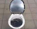 Cineva s-a gandit ca un WC poate fi transformat in gratar si... a trecut la fapte