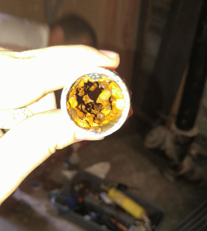 O conducta pe care s-au depus multe straturi de rugina, de-a lungul timpului