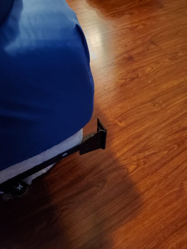 Patul acesta abia asteapta sa te lovesti cu piciorul de el