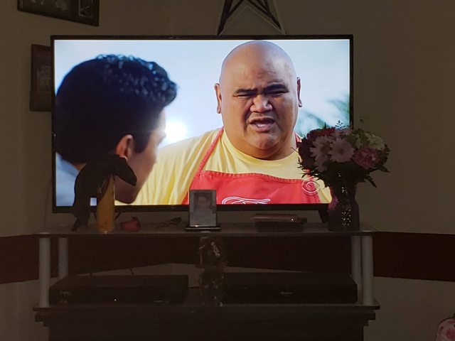 Cineva chiar nu stie cum ar trebui sa se uite la televizor