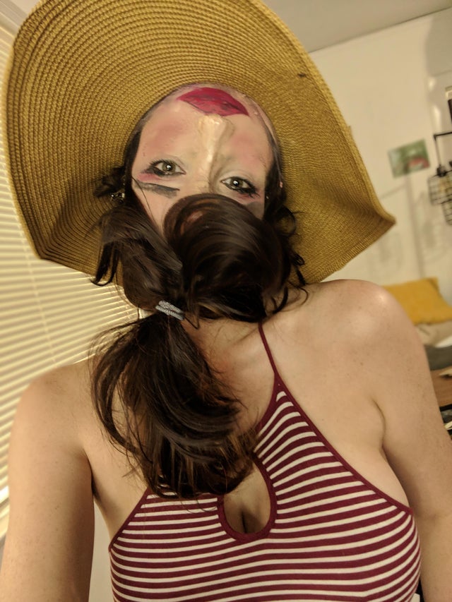 Priveste cu atentie: