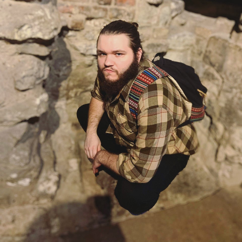 Un barbat ce te pacaleste ca leviteaza