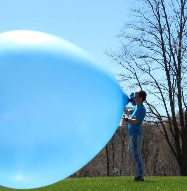 A umflat un balon urias. Sau cel putin asa crezi