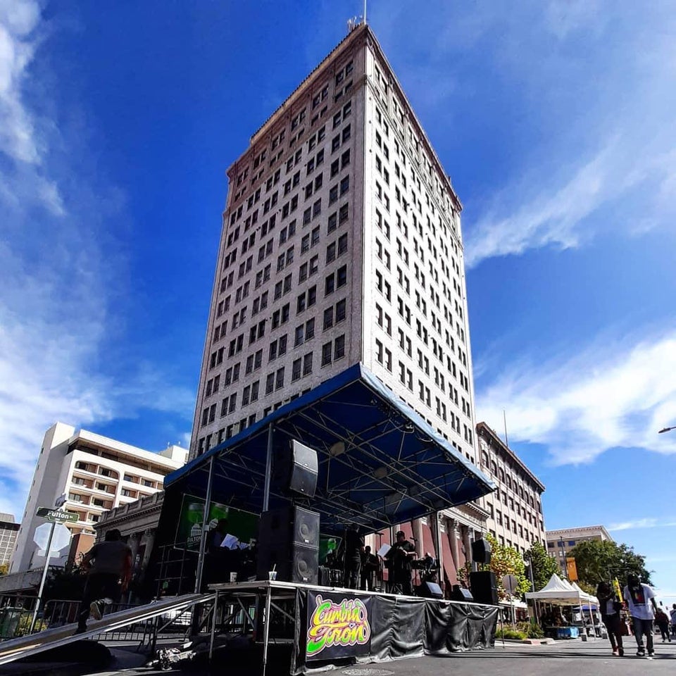 Cand blocul pare ca este inaltat pe o scena