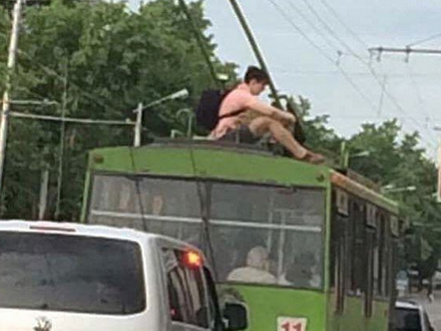 Cand nu mai ai loc in autobuz, te descurci