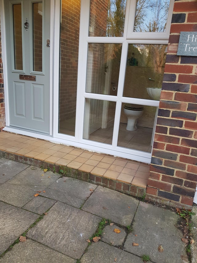 Un mod neobisnuit de intampinare la intrarea in casa