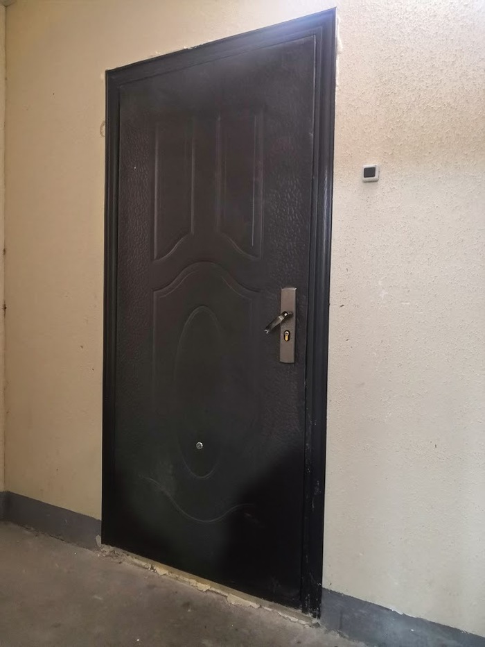 A pus usa de la intrare cu susul in jos