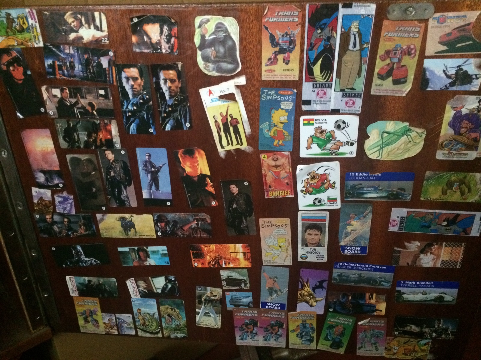 Aproape toata lumea avea un dulap plin cu stickere sau postere