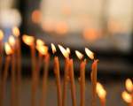 Se aprind lumanari