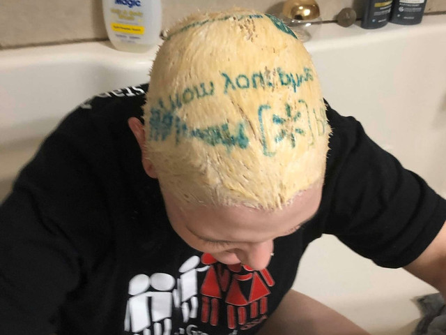 I s-a imprimat modelul pungii puse in cap in timpul decolorarii