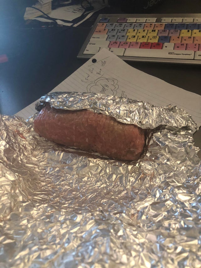 Un barbat a descoperit ca a luat la munca, de fapt, carne cruda, intrucat sotia sa il ambalase tot ca un sandwich