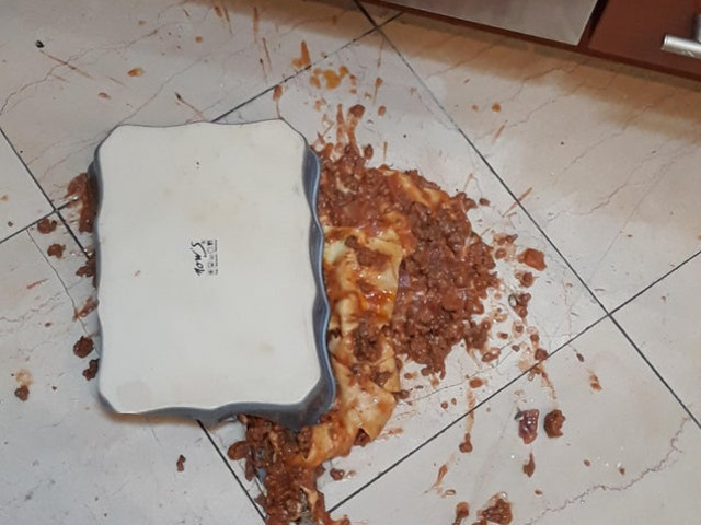 Cand pregatesti lasagna pentru pranz si iti cade din mana, fix inainte de servire