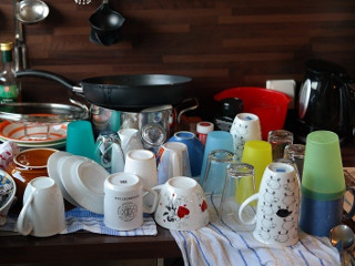 Nu tine oalele si paharele cu gura in sus