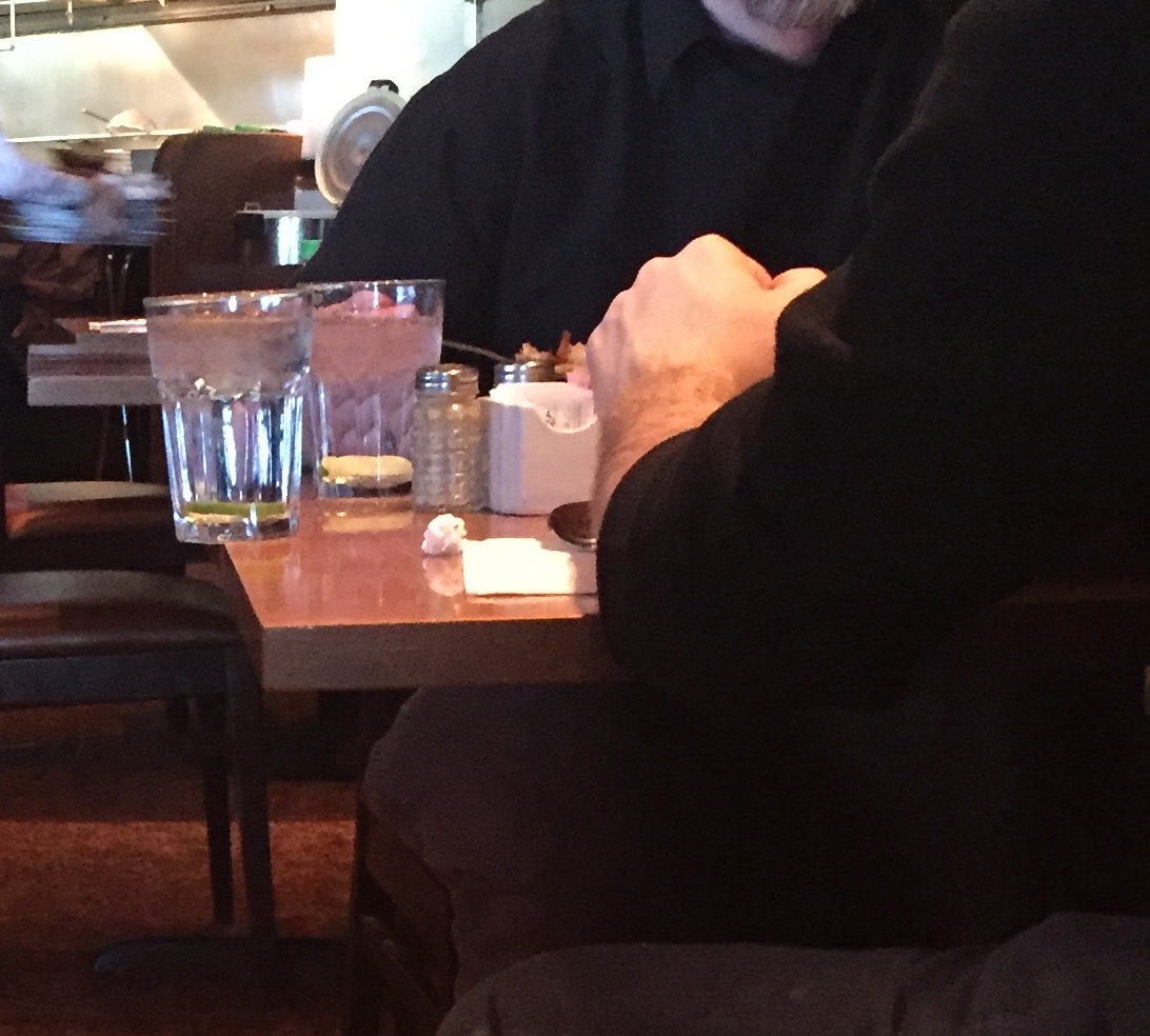 O miscare gresita, iar paharul cade