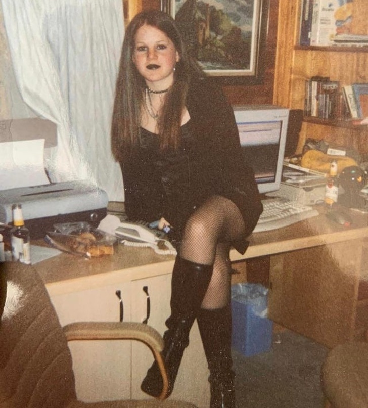 O adolescenta in perioada ei... gotica, in anul 2003