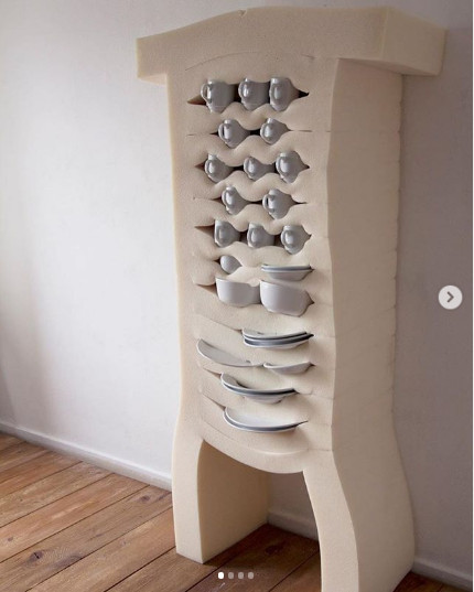 Un dulap pentru depozitarea vaselor, facut din spuma