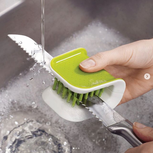 Un burete creat pentru spalatul tacamurilor