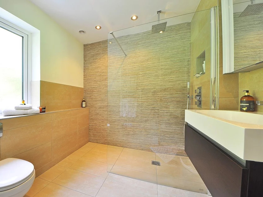 Nu exista cada sau dus in baile chinezesti, asa ca apa va fi peste tot