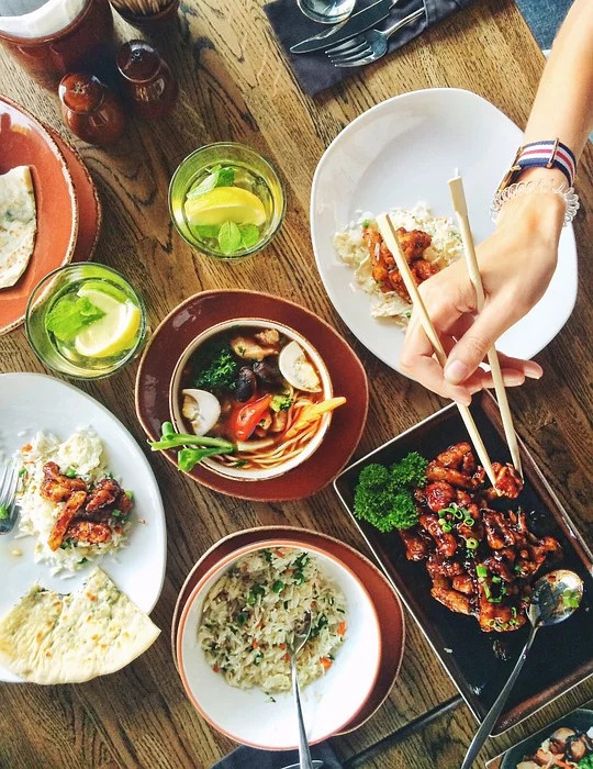 Mancatul la restaurant este mult mai ieftin decat daca invita musafirii acasa la cina