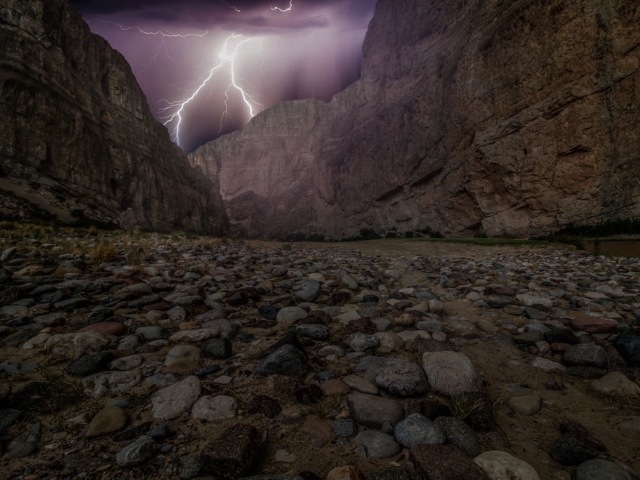 Artistii antici foloseau pietre magnetizate de fulger