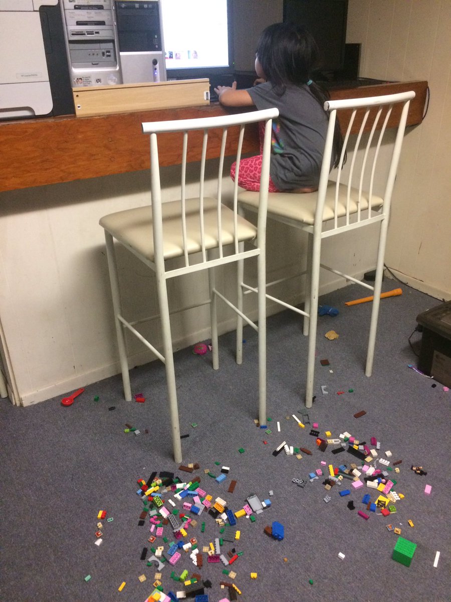 Si-a pus piesele de lego pe jos pentru a tine la distanta pe toata lumea. Era randul ei la calculator