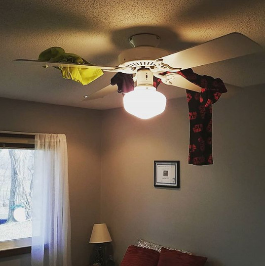 i-a spus fiului ei sa isi ia hainele de pe podea...