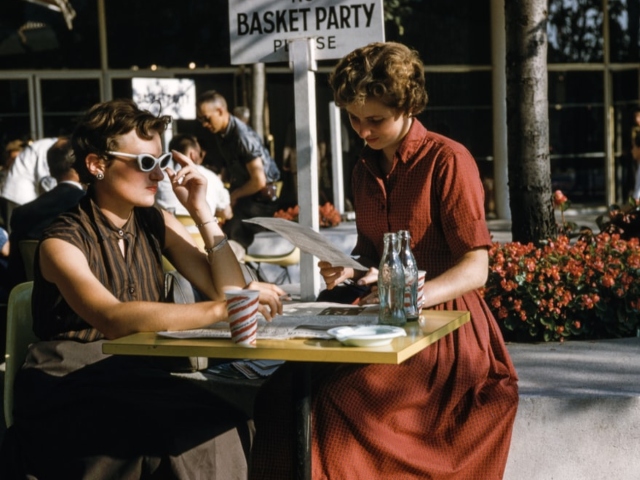 Barbatii cereau permisiunea pentru a curta o femeie