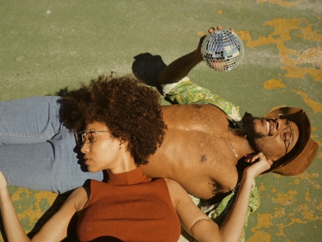 Pana la finalul anilor `80 femeile aveau libertatea sa flirteze si ele