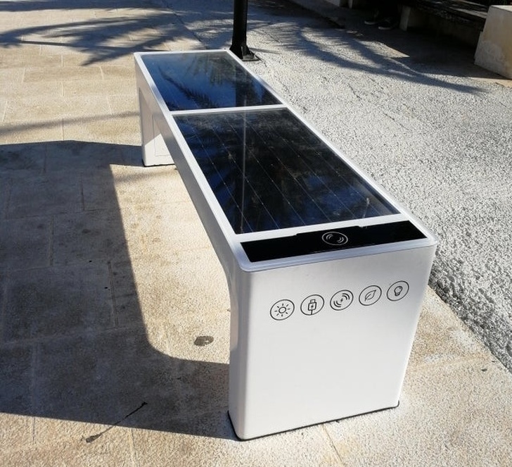 Aceasta banca are un panou solar si doua porturi USB