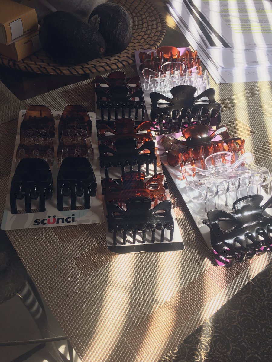 I-a cerut sotului sa ii cumpere cativa clesti de prins parul. A cumparat tot ce a gasit