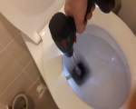 Era randul lui sa curete toaleta