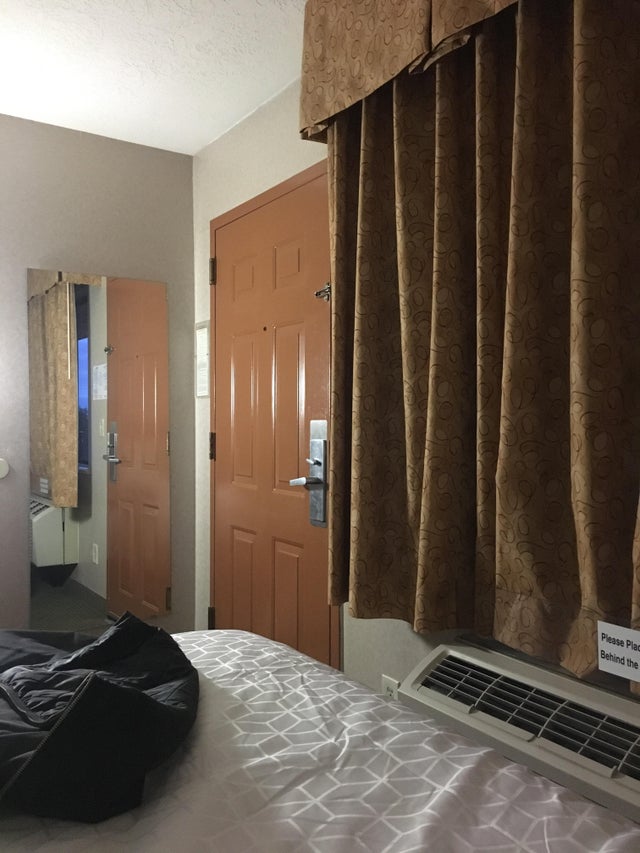 Locul in care este asezata oglinda permite tuturor persoanelor de afara sa vada in camera