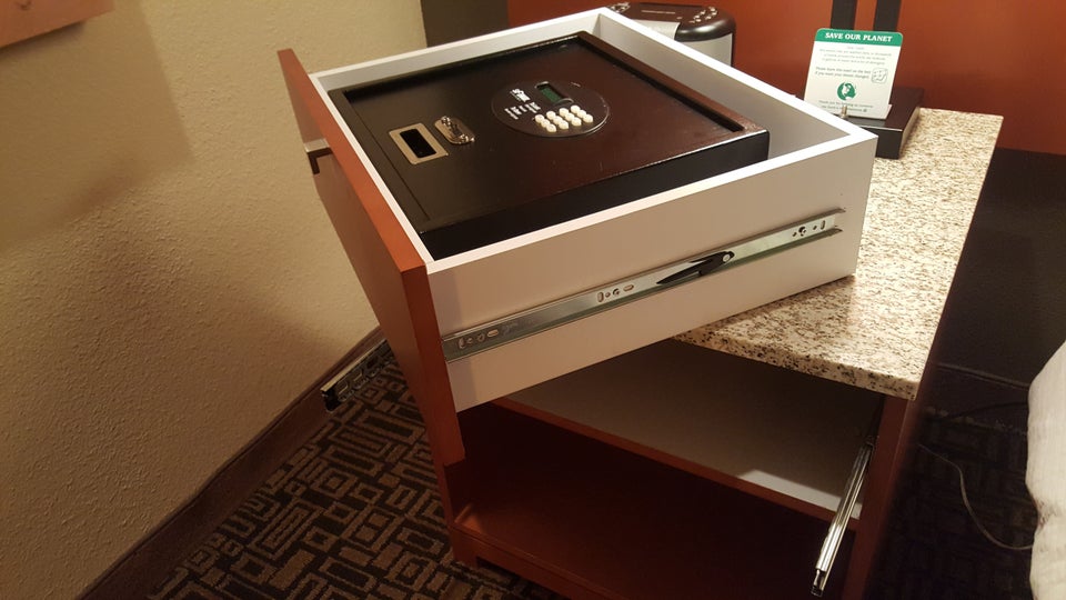 Un seif care se detaseaza cu tot cu sertar