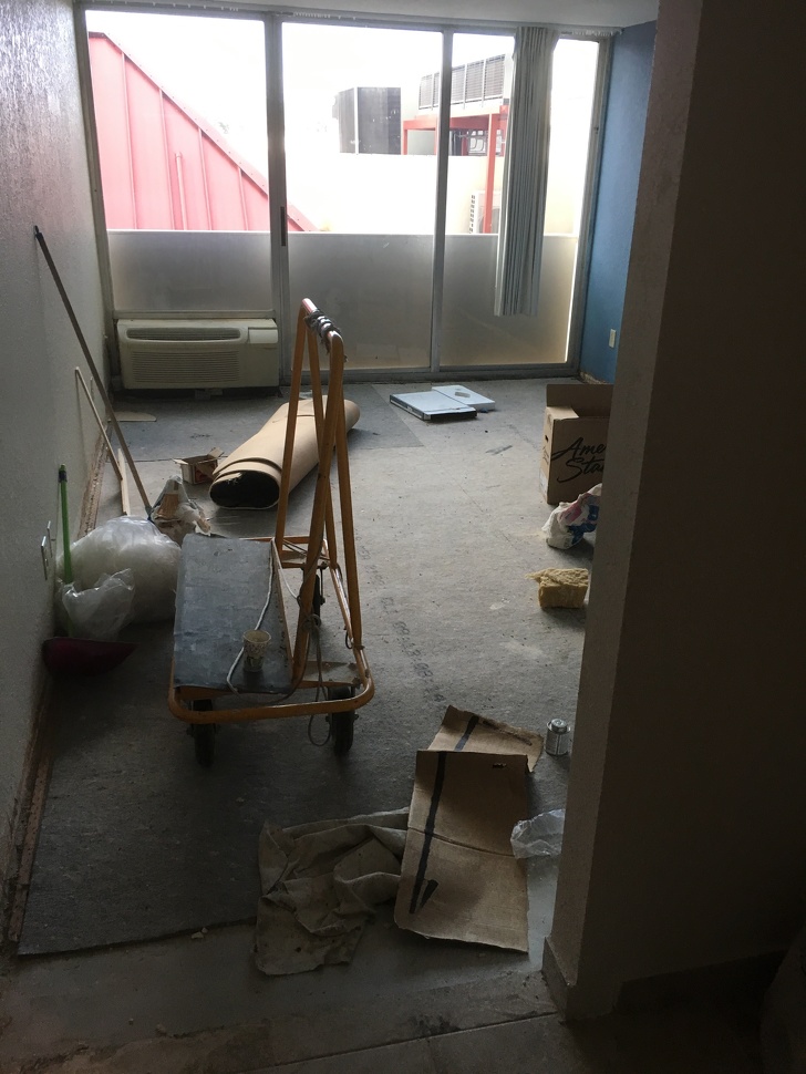 Cei de la receptie i-au dat o camera care abia atunci se construia