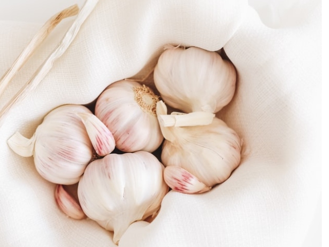Mananca mult usturoi