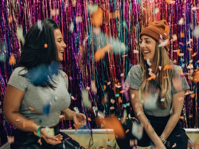 Petrece timp cu prietenii si familia