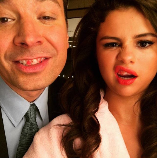 Selena Gomez si Jimmy Fallon vs rujul rosu de pe dinti