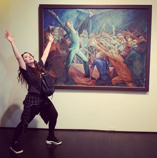 Arta imita viata, iar Kat Dennings imita arta