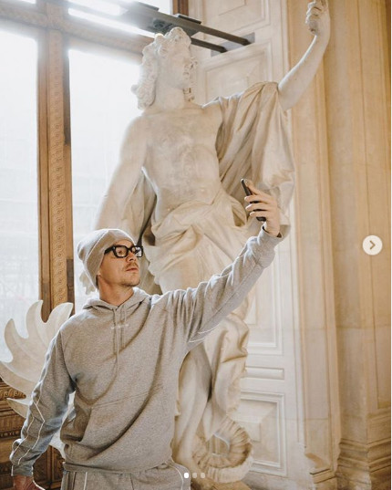 Diplo si statuia: amandoi isi fac selfie