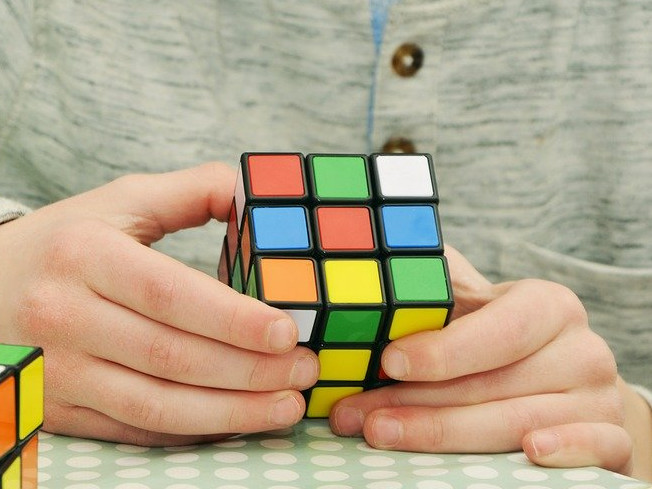 Cea mai rapida rezolvare a unui cub Rubik legat la ochii