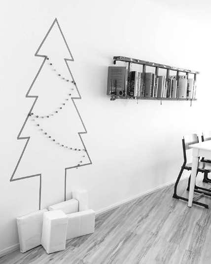 Putina imaginatie si banda adeziva si poti avea un brad chiar reusit