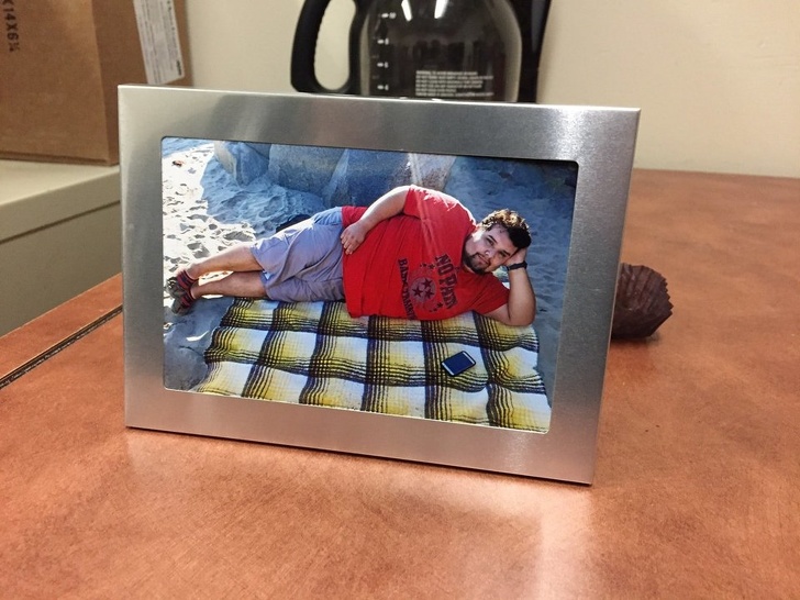 Un coleg de munca a inramat o poza cu el si a facut-o cadou de Secret Santa