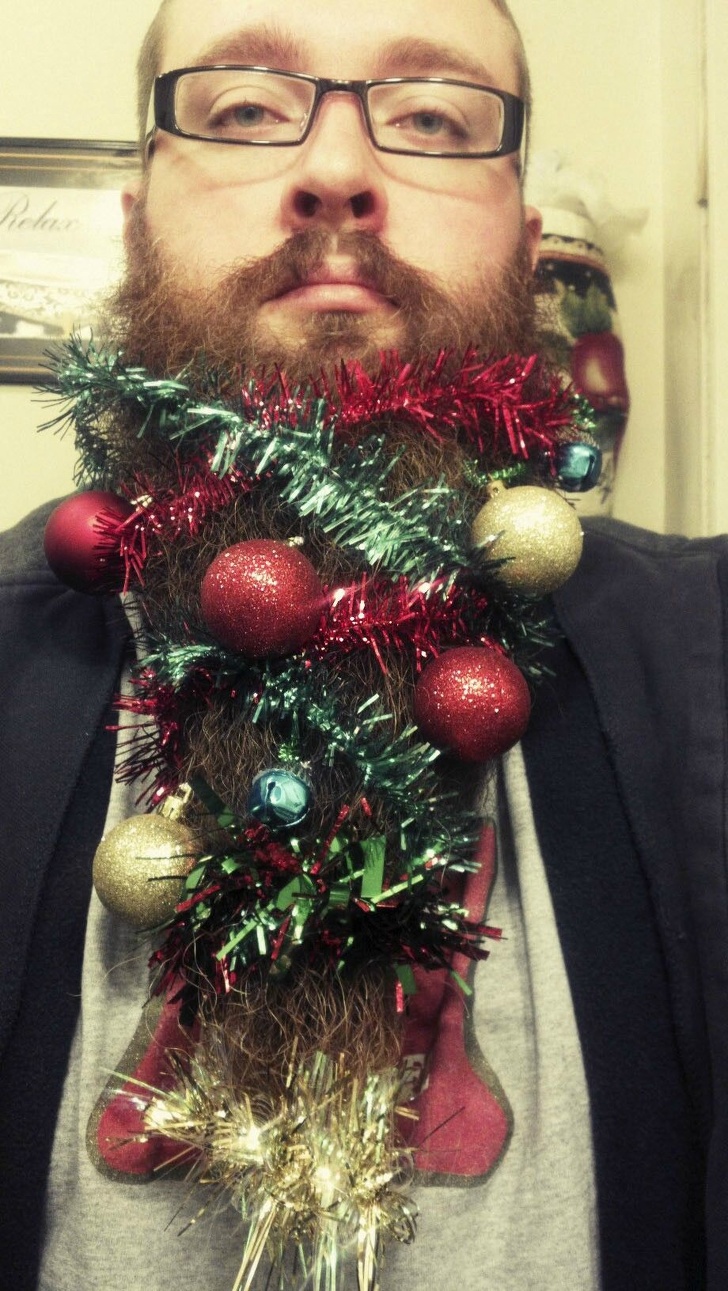 Ii place atat de mult Craciunul incat si-a impodobit si barba