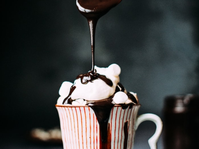 Ciocolata calda cu lapte de cocos