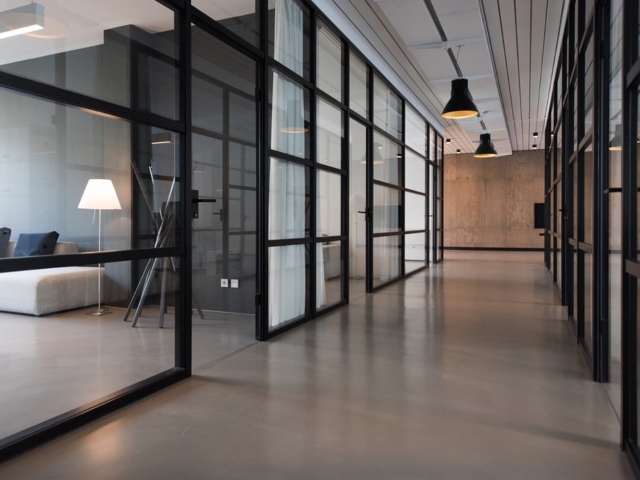 Barbatii sa tina mereu usa pentru femei