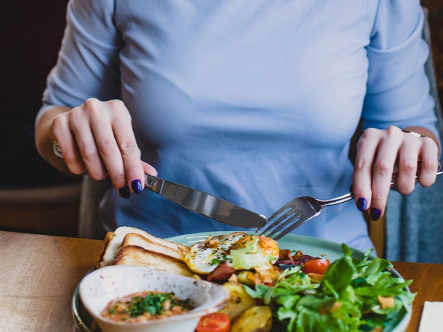 Mananca pe parcursul intregii zile, nu doar seara