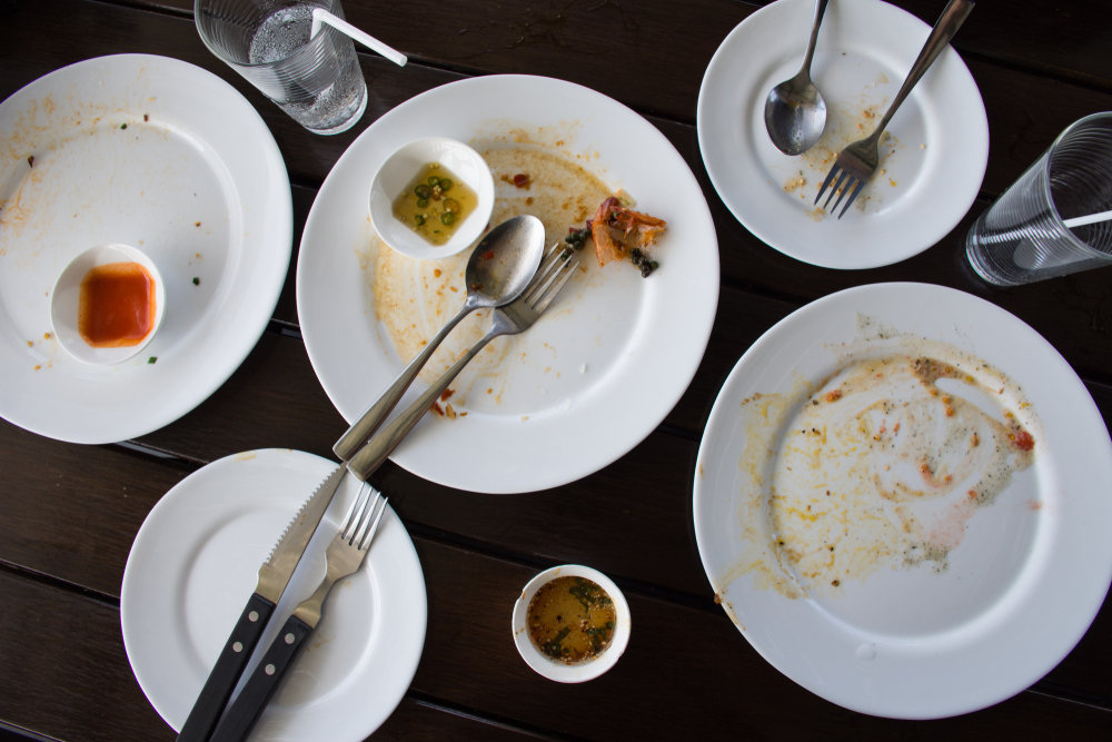 Pe masa sunt mereu farfurii murdare