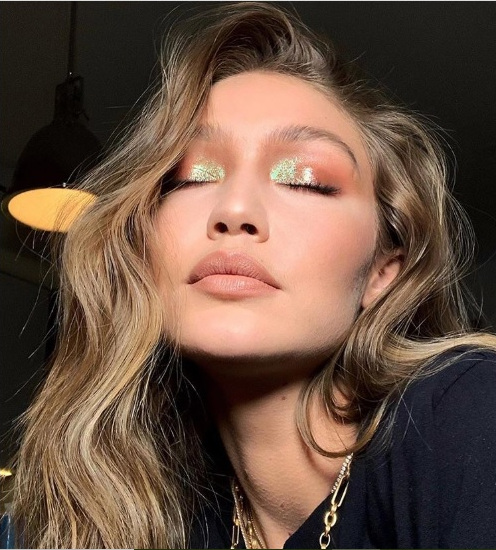 Sclipici in coltul intern al ochiului